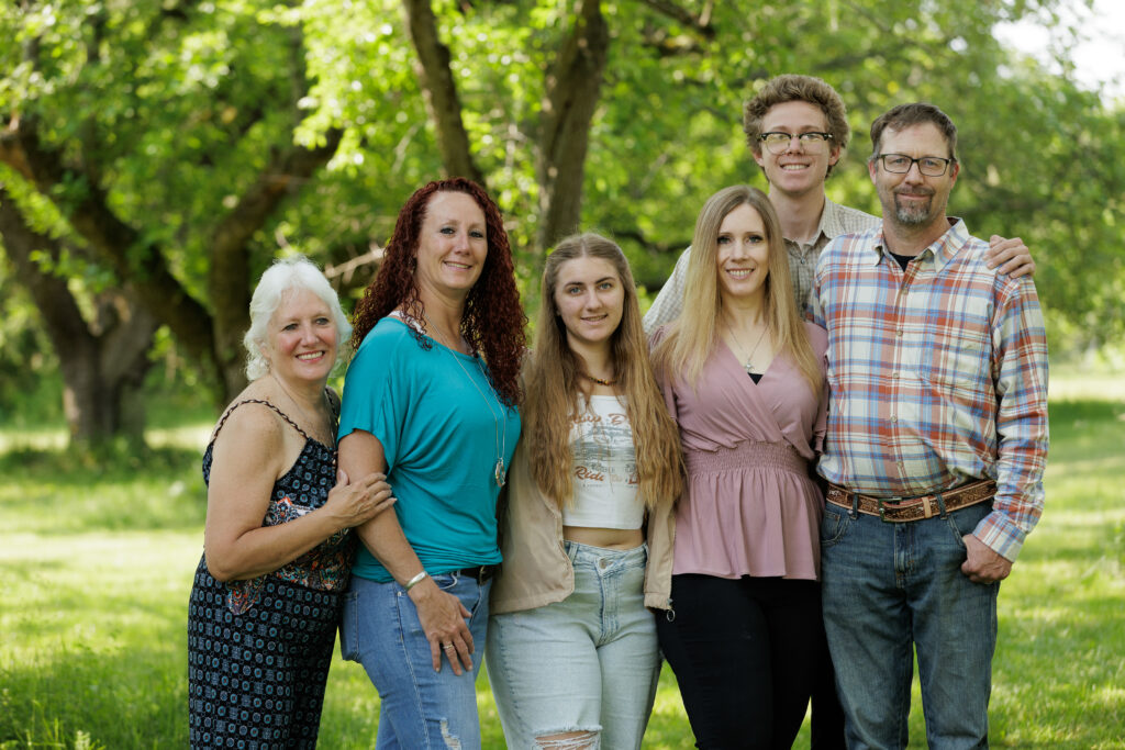 1S1ObXqAdsJm-Family_061123_0068