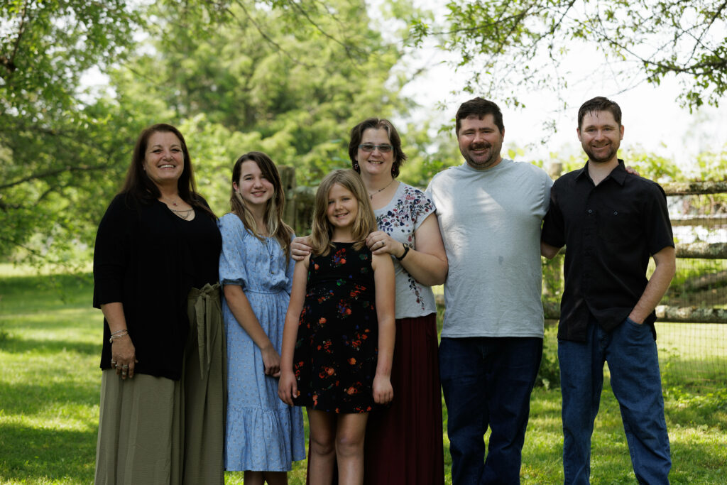 KfOw0UosvARz-Family_061123_0177