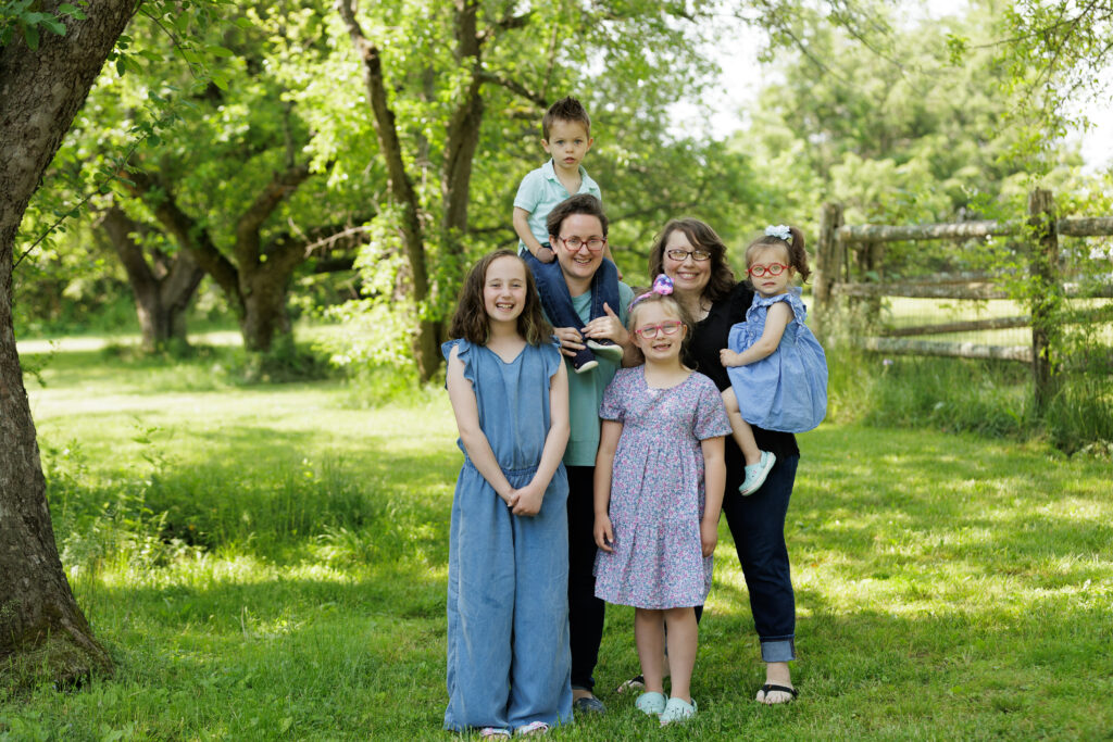 dQc6FuZOYKVa-Family_061123_0106