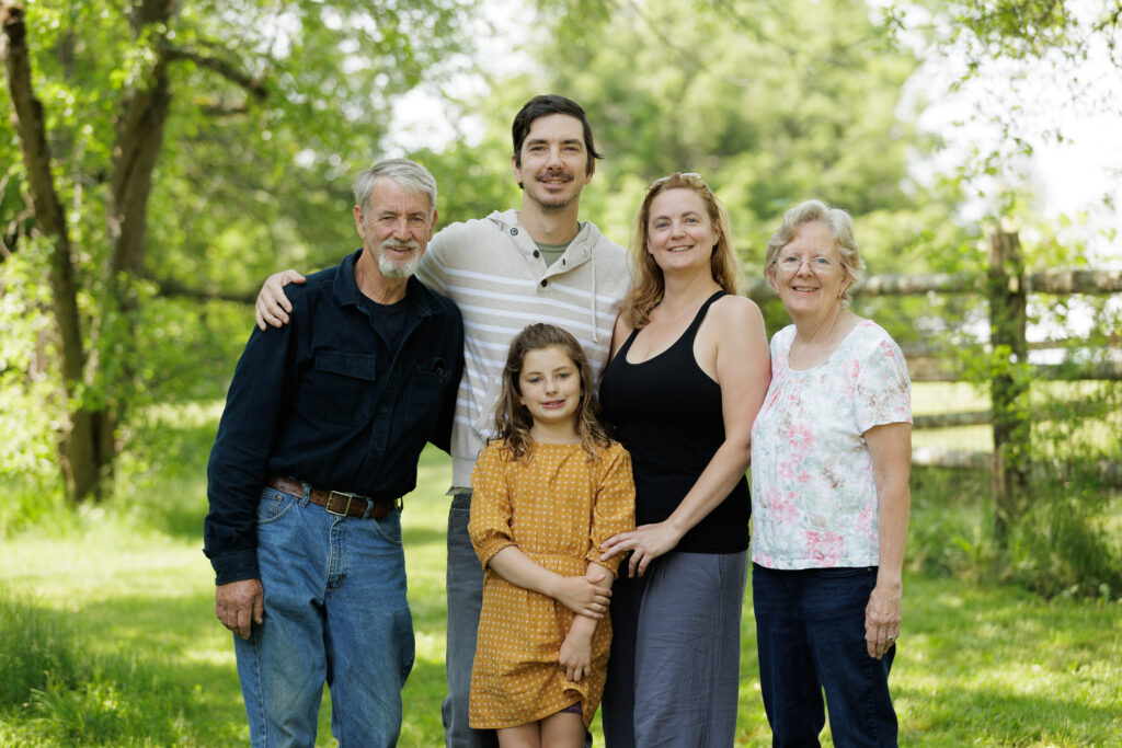 fJb2pzEJ9Dho-Family_061123_0159