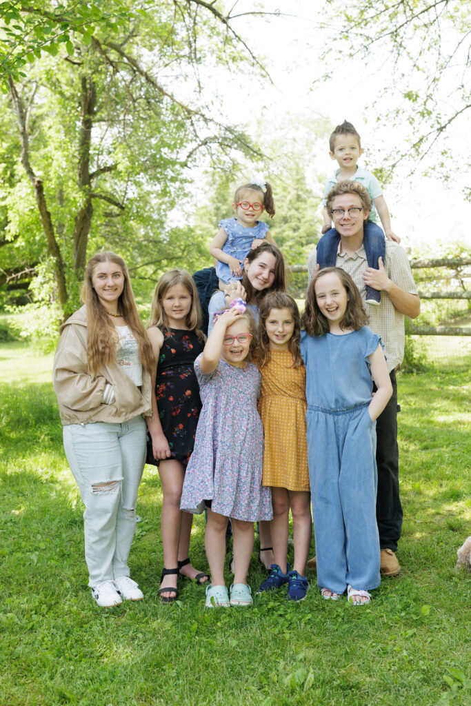 q8OEzMtdyZ7U-Family_061123_0241