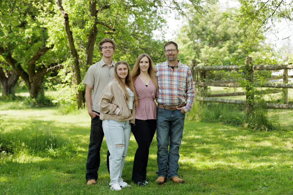 w3pxecDKpHwq-Family_061123_0060